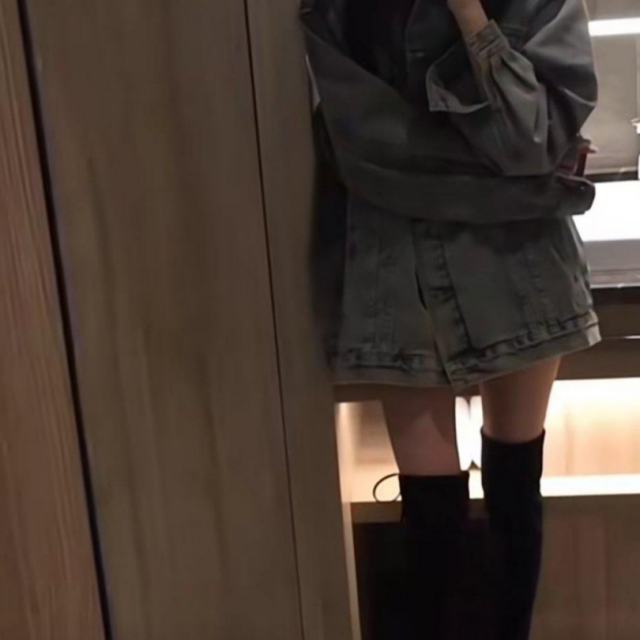 《她的背影.粤语翻唱🎶》那爱情到底是什么让我一片模糊在心头 在我心头 多少年以后有人说 爱情这东西不会长久 也许它确实很美丽 也