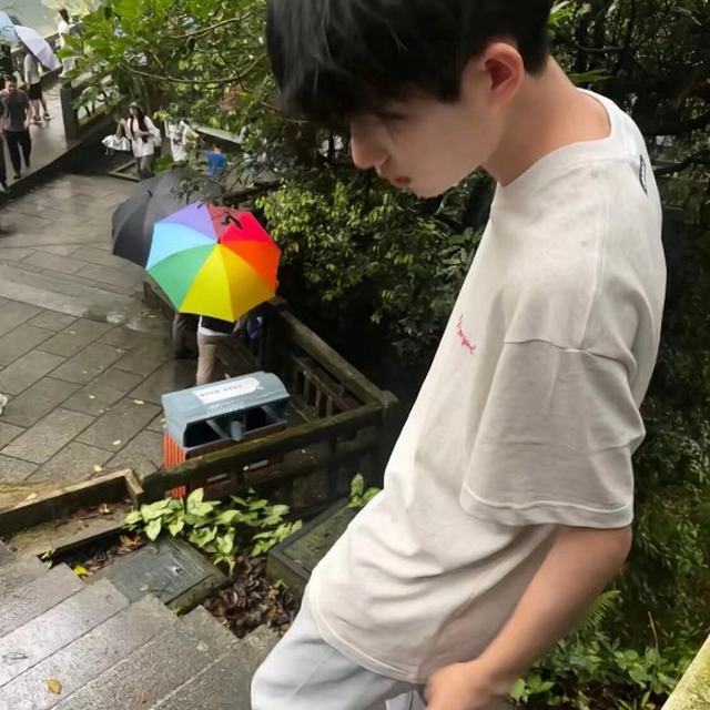 【会呼吸的痛-热门原声】-有时候我只是需要一个很紧的拥抱 用来存放我不知所措的眼泪