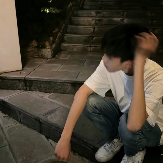 后来才明白 原来什么都可以是假的 那些深夜的倾诉 那么久的陪伴 还有爱