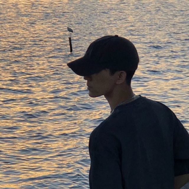 《只为你着迷》爱情不需要面子 喜欢就大胆追 分手就去挽回 要永远记得那个大雨中为你撑伞的人 黑暗中默默抱紧的人 逗你笑的人 陪你