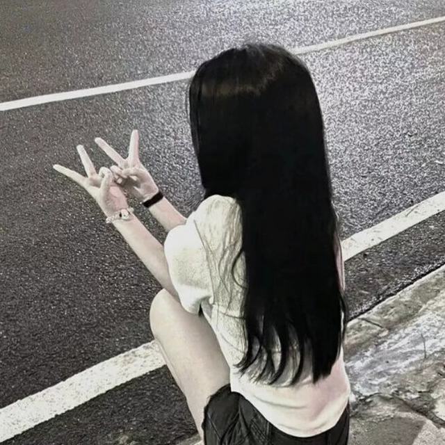 其实当时我爱你的想法坚如磐石 可那天你说了刺痛我的话 我便不再如此执着你 我也曾天真的以为 我的爱坚不可摧 可却被几句文字击溃