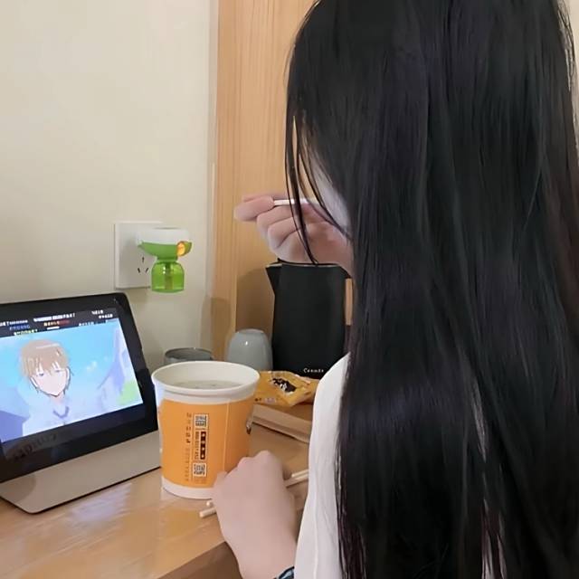 我们都不懂离别的重量直到某天冷空气裹挟着回忆涌入.