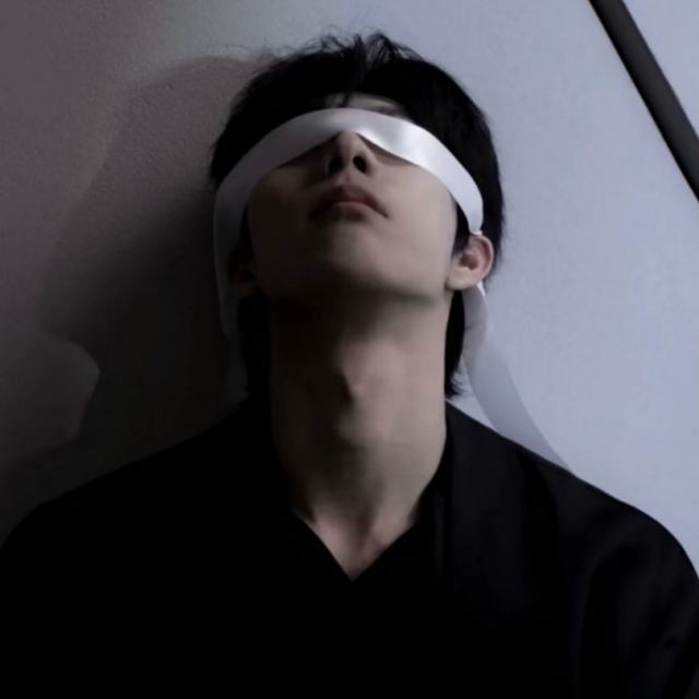 《龙卷风》“爱像一阵风吹完它就走  这样的节奏谁都无可奈何”.