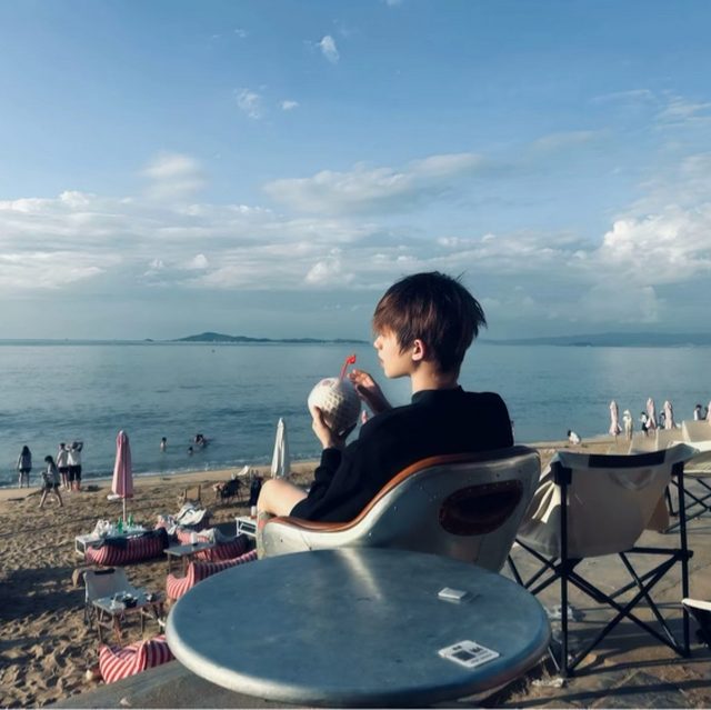 【来不及爱你】她是我的遥不可及 我怕哪天她又变心 我并不在意我们是什么关系 我只想和她有个青春